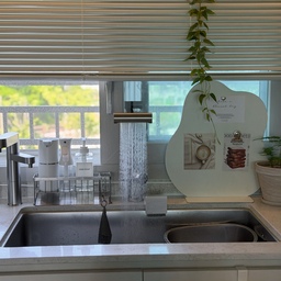 물튀김 스트레스, 수전 하나 바꿨는데 해결됐어요 💦
어제 영상으로 보여드렸던 루미노바 🩶
설치하고 하루 사용해봤는데
주방 갈 때마다 괜히 한 번 더 보게 되네요 🥹
집마다 하나쯤 바꾸고 싶은 로망템 있잖아요?
저는 그게 3WAY 수전이었는데,
드디어 바꾸고 나니 만족도가 생각보다 더 커요 🤍
✔️ 볼 때마다 예뻐서 만족
✔️ 물튀김이 거의 없어서 스트레스 감소
✔️ 3WAY라 설거지할 때 편하고
✔️ 주방 분위기도 달라졌어요
왜 진작 안 바꿨을까 싶을 정도 ✨
고민 중이셨다면
루미노바 3WAY 수전 추천드려요 🤍
주방의 완성은 수전이었나 봐요 :)
#루미노바 #주방수전 #3way수전 #주방인테리어 #집꾸미기 #콘수프기록집 #오늘의우리집 #수전추천 #폭포수전 #주방꾸미기 #블라인드 #알루미늄블라인드 #주방블라인드 #오늘의가든 #맞팔 #일상 #주방템 #소통 #리빙템 