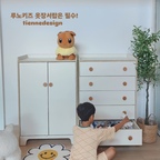  티엔느 루노키즈 베이비장 세트 옷장 5단 서랍🤍

루노키즈 옷장세트!
너무 편한 옷장!
아이들이 척척 옷정리하면어 옷도 편하게 넣고 걸고~
아이들 키높이에 나온옷장! 더더 편해요♡

손잡이에 가방도 걸수 있고
수납이 깊고 넓어서 많은 옷을 넣을수 있어요🤍

🤍도어옷장+5단서랍장🤍
✔️다양한 세트 구성 (필요에 따라 조합하는 공간 맞춤형)
✔️견고한 디자인 (오래 사용해도 변함없는 튼튼한 설계)
✔️국내생산 (국내 제작 공정으로 안정적인 품질)
✔️EO 등급 안전 자재 (더욱 안전한 기준으로 최고)👍

#티엔느 (루노키즈 옷장서랍)
@tiennedesign 

#키즈옷장 
#베이비장세트
#5단서랍장 
#어린이옷장
#옷장 #옷장추천
#도어옷장 #서랍장
#옷장인테리어 #옷장추천 
