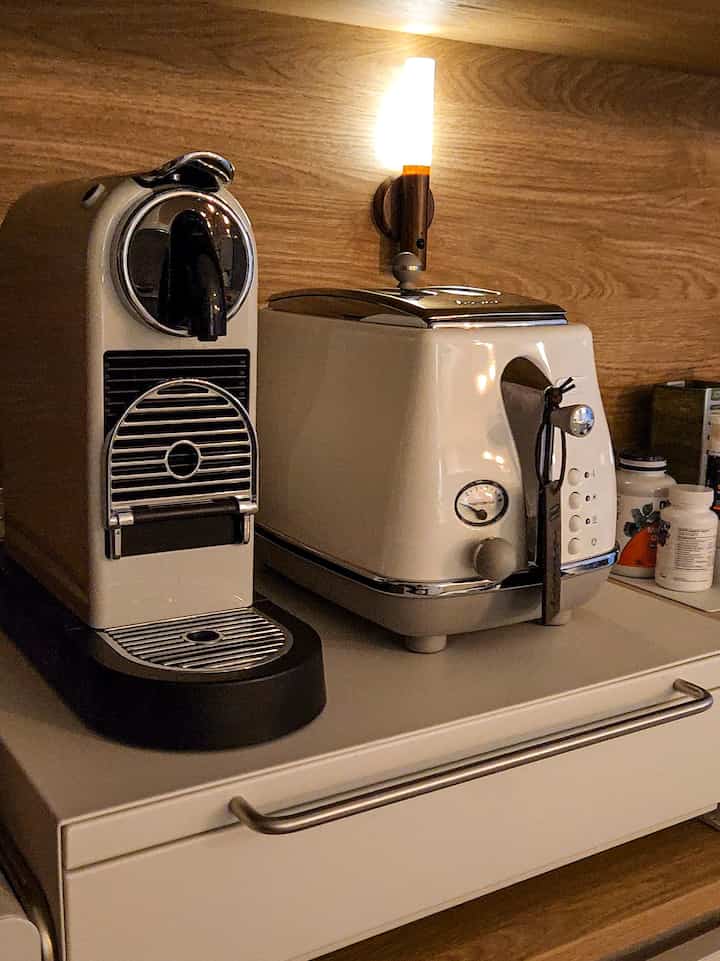 コーヒーマシンとトースター、片側に集めておけば？

家電ごとに席を決めておくと小さなコーナーもあまり複雑に見えません。

暖かい光の下で小さなコーヒーコーナー:)

最初から完成していたわけではなく、よく使う家電を集めて今の席になりました。

＃コンスープ記録集＃今日の私たちの家＃かわいいテム最高屋＃コーヒーコーナー＃キッチン家電