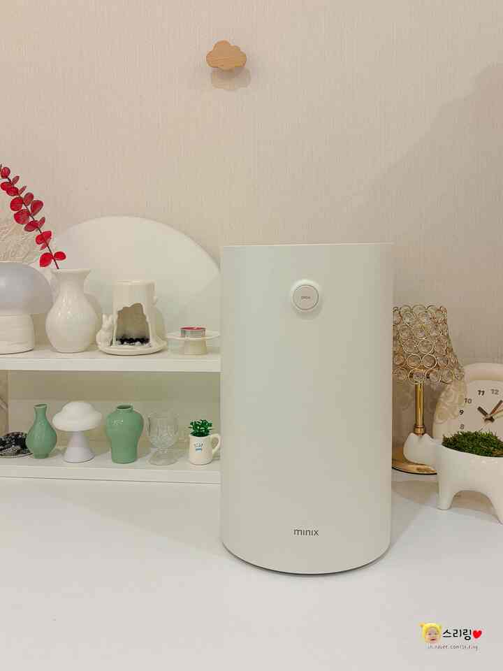 生活感を損なうミニ家電の選び方

家電一つだけ載せても空間の雰囲気が大きく変わる時があるでしょう。
それで、機能と同じくデザインもどんどん見ることになりました。 🤍

今回はホワイトトーンでスッキリとしたミニックス製品を上げてみましたが、
周りにいた花瓶やオブジェたちとも自然に似合って
家電よりはインテリア小物のように見える感じでした。

特に無駄のない前面のおかげで
棚やコンソールの上に置いても視線が複雑ではありませんでした。
ワンルームにも、キッチンにも喧嘩に似合って＃食べ物処理という気が全く聞こえません！

毎日使うものほど
生活感は少なくて空間にはよく溶け込むデザインがさらっと長く満足するようですね。 

＃コンスープ記録集＃デスクテリア＃新婚旅行インテリア＃スペーススタイリング＃ホワイト感性 