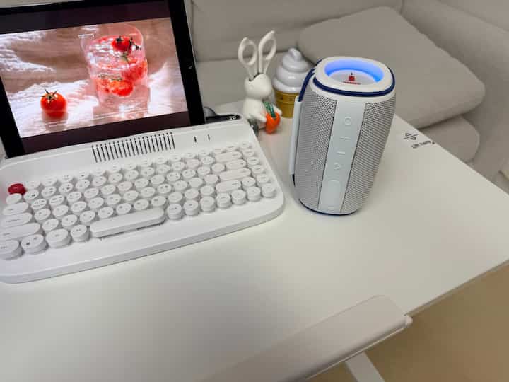 #콘수프기록집 #예쁜템최고야 


ハリボ防水ミニポータブルBluetoothスピーカー15W🧸🔊

正直最初はかわいいハリボデザインに反して選んだのですが、使ってみると思ったより音質まで大丈夫でしたよ:)

小さいサイズなのに15W出力だから家で音楽を聴くには十分で、 
ボリュームを上げても苦しい感じなくすっきりと聞こえて、最近プレイリストを入れてよく使っています。

防水機能もあり、キッチンで調理する時やバスルームで使用するときに水のはねを大きく気にする必要がなくて楽ですね。  #블루투스스피커 #미니블루투스스피커 #휴대용스피커 #방수스피커
 #15W스피커 #캠핑스피커 #피크닉아이템 #인테리어소품 #감성소품 #스피커추천