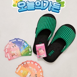 오늘의집에서 룸슈즈를 받았어요.🤍
인테리어에 필요한 제품들, 집꾸미기에 필요한 제품 
오늘의가든으로 받는 재미가 있어요!
집에 있는 제 룸슈즈는 이것저것 많은데,
생각해보니 남편 슬리퍼는 하나뿐이더라고요.
게다가 오래 신어서 보풀도 많이 생긴 상태라
마침 딱 필요한 선물이었어요.
받아보니 컬러도 산뜻하고,
발을 넣는 순간 폭신폭신한 착화감이 마음에 들었어요.
집에서는 오래 신고 있는 만큼
편한 게 제일 중요한데 그 부분은 만족!
요즘 하나씩 필요한 살림을 오늘의집에서 채우는 재미가 있었는데,
이제 웬만한 건 다 받아서 그런지
최근에는 마음에 드는 새 제품이 많이 안 보여서 살짝 아쉬워요.🥹
얼른 또 새로운 아이템들이 들어와서
구경하는 재미도, 받아보는 설렘도 다시 느껴보고 싶네요.
#인테리어노하우 #콘수프기록집 #오늘의가든 #룸슈즈 #실내화 #슬리퍼추천 #집꾸미기 #살림기록 #홈스타일링 #신혼집 #일상기록