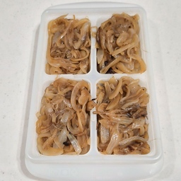 대용량 양파 한 망 사버린 사람의 최선의 선택🧅
집에서 밥을 자주 해먹는 편이 아니라
평소에는 양파도 1~2개씩만 사는데,
이번에 급하게 장보다가
여러 개 들어있는 걸 사버렸어요😂
그냥 두면 하나씩 상할 것 같아서
아예 한 번에 다 볶아두기로 했어요.
양파는 전부 썰어서
전자레인지에 먼저 돌려줬어요.
양파가 투명해질 정도로 익으면 꺼내서
팬에 적당량씩 넣고 볶아주면 돼요.
여기서 포인트는
팬에 양파를 너무 많이 넣지 않는 것!
많이 넣으면 수분이 빠지면서
볶아지는 게 아니라 양파죽처럼 되더라고요ㅋㅋ
그래서 적당량 넣고 볶다가
양이 줄면 또 넣고
다시 볶아줬어요.
원래 양파 카라멜라이즈하려면
시간이 꽤 오래 걸리는데
전자레인지에 먼저 익혀주니까
확실히 팬에서 볶는 시간이 줄어서 편했어요.
한 망을 전부 볶고
충분히 식힌 다음 알알이쏙에 소분해서 냉동!
이렇게 해두면 요리할 때 진짜 편해요.
카레 만들 때 한 덩이 넣어주고,
치킨스톡이랑 물만 넣고 끓이면
양파스프도 만들 수 있어요🍲
전에 양파 2개로 양파스프를 만들어봤는데
양파를 충분히 볶아준 뒤 치킨스톡과 물을 넣고 끓이는 방식이라, 
이렇게 미리 볶아둔 양파를 활용하기에도 딱이에요.
집에서 밥을 자주 안 해먹어서
채소 사는 게 늘 애매했는데
이렇게 미리 손질해서 냉동해두니까
버리는 식재료도 줄이고
요리할 때 꺼내 쓰기도 편하네요☺️
대용량 양파 샀다면
한 번에 볶아두는 것도 추천!
#양파보관 #양파손질 #양파처치 #살림꿀팁 #주방살림 #냉동보관 #집밥 #집밥기록 #양파스프 #카레 #살림기록 #오늘의집 #오늘의집살림 #현명한소비 #콘수프기록집 
