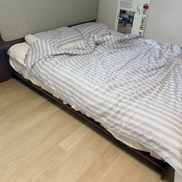 #콘수프기록집 #오늘의우리집 #내추럴인테리어 
아이방도 바꾸고 나서 안방도 분위기를 좀 더 내추럴하면서도 
시원하게 바꿔버렸어요 !  
호무로 슈퍼하이쿨9 냉감침구 SK 풀세트🤍
블루스트라이프 SK 사이즈인데, 
침대에 세팅하자마자 은은한 블루 컬러와 스트라이프 패턴 덕분에 침실이 한층 산뜻해졌어요. 
화려하게 꾸미지 않아도 침구 하나만 바꿨는데 내추럴하면서 깔끔한 분위기가 느껴져서 마음에 들더라고요.
무엇보다 직접 사용해보니 피부에 닿는 순간 시원한 촉감이 느껴지고, 
땀이나 열감 때문에 이불을 계속 걷어찼던 날에도 이전보다 훨씬 쾌적했어요. 
냉감이불에 냉감패드, 베개커버까지 풀세트라 침대 전체가 통일감 있게 완성되는 것도 만족스러웠고요.
시원함만 강조된 침구가 아니라 부드러운 촉감까지 있어서 잠들 때 편안했고, 
침실 인테리어까지 자연스럽게 바꿔보고 싶었던 저에게 딱 좋은 여름침구였어요🌿
#호무로 #슈퍼하이쿨9 #냉감침구 #냉감이불 #냉감패드 #여름침구 #여름이불 #SK침구 
#침실인테리어 #내추럴인테리어 #침실꾸미기 #침구추천 #여름침구추천 
#홈스타일링 #신혼집인테리어 #호무로슈퍼하이쿨9 #쿨매트 #homuro
