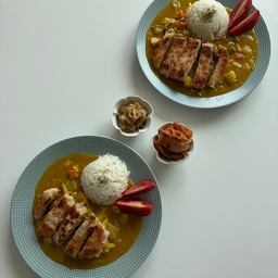 쉬는 날, 남편이랑 카레 한 그릇 🍛
밥은 동그랗게 담고 돈까스를 올려 조금 더 먹음직스럽게,
토마토와 작은 반찬까지 곁들이니 소박하지만 예쁜 집밥 한 상 🤍
#오늘의집 #집밥 #점심메뉴 #돈까스 #돈까스카레 #마켓컬리 #내돈내산
#홈다이닝 #식탁인테리어 #집꾸미기팁  #자반홈