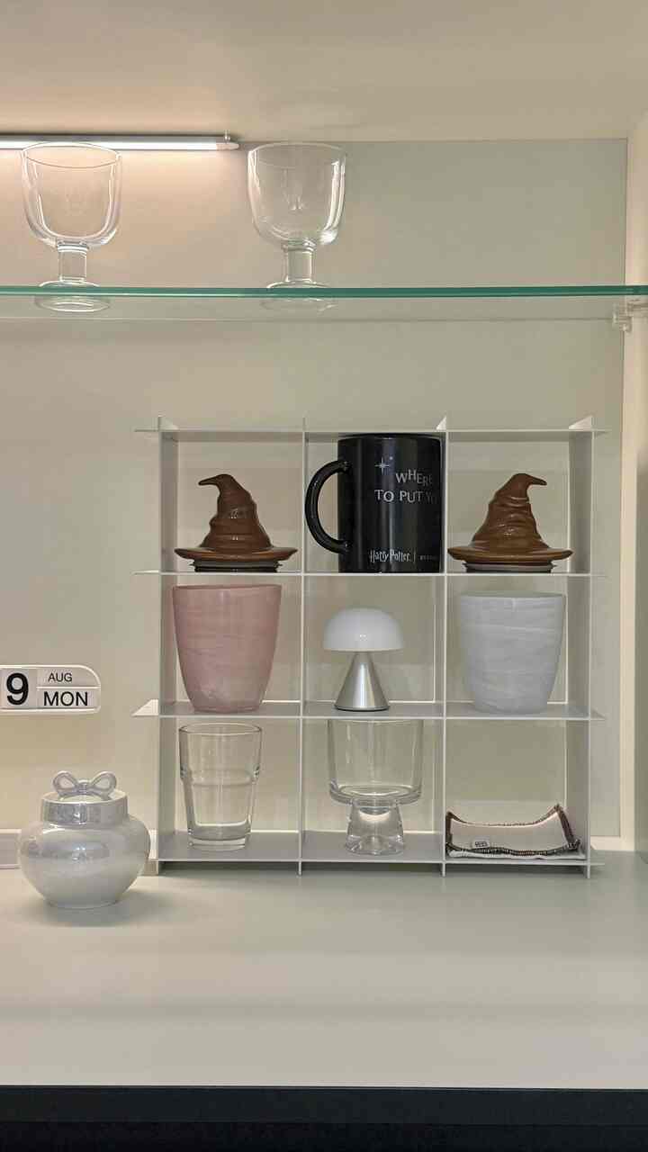 実はこのカフェ場で一番好きなのは
カップではなく中央の小さなオブジェたち🤎

きれいなものだけを置くより
私が好きなものをいくつか混ぜるから
はるかに「私の空間」のようになると思います。

特に一番好きなハリーポッターカップ
熱い飲み物を入れると寮の配色に変わるという事実！

しかし、みんなの写真で何が一番最初に見えましたか？ 👀



#カフェ場 #ホームカフェ #ホームカフェインテリア #キッチン飾り #キッチンインテリア #カップ収納 #カップ陳列 #ボウル #家飾り #家飾り記録 #リビング #リビングインテリア #リビング小物 #ガラスカップ #感性インテリア 

