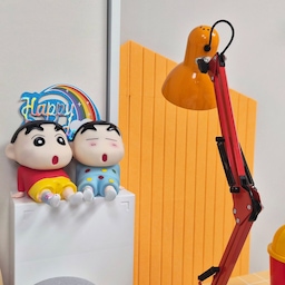 #우리집추구미 #키덜트인테리어 
거실과 주방 사이, 우리 가족만의 다정한 #다정형커스텀테리어 🌸🎮
저희 집의 #취향형맥시멀리즘 은 아이 방을 넘어 거실과 주방에서도 현재 진행형입니다! 🌈✨ 
이곳은 보기만 해도 기분 좋아지는 해피 바이러스! 짱구의 새로운 지정석이에요.
단순히 예쁜 물건을 채우는 걸 넘어, 가족의 동선과 안전을 고민하며 제 손으로 직접 다듬어가는 '커스텀 하우스'에 가까워요.
첫 번째 사진 속 짱구 피규어 거치대부터 슈퍼마리오 오브제,  국화와 매화꽃 레고까지! 
25평 타워형 거실과 주방 경계의 이 가벽 수납장은 제가 DIY로 작업한 공간이랍니다. 🛠️ 복도에서 거실로 이어지는 공간의 개방감을 위해 상부의 3단 수납장은 과감히 문짝을 떼어내어 창고에 보관 중이고요, 하부 2단은 주방 쪽에서 문을 여닫을 수 있게 만들어 알찬 수납공간을 확보했죠.
이 공간은 오롯이 제 취향으로 큐레이팅 했지만, 다행히 남편도 게임과 캐릭터를 좋아하는 편이라 부부의 '공동 키덜트 힐링존'이 되었답니다. 🤭 밤에 스포트라이트 조명을 탁 켜주면 팝(Pop)하고 키치한 매력이 배가 되어서 볼 때마다 기분이 화사해져요. 
(👉 아기자기한 레고 상세 컷과 밤 무드를 먼저 구경하시고, 5번째 장에서 저희 집 거실의 '찐 현실'을 만나보세요!)
#키즈프렌들리하우스 #반타원식탁 #가벽인테리어 #수납장DIY #셀프인테리어 #셀프가벽설치 #레고테리어 #키덜트룸 #피규어인테리어 #20평대타워형 #25평아파트 #타워형거실 #거실인테리어 #아이있는집인테리어 #아이있는집거실 #현실육아 #실용주의인테리어 #현실적인인테리어