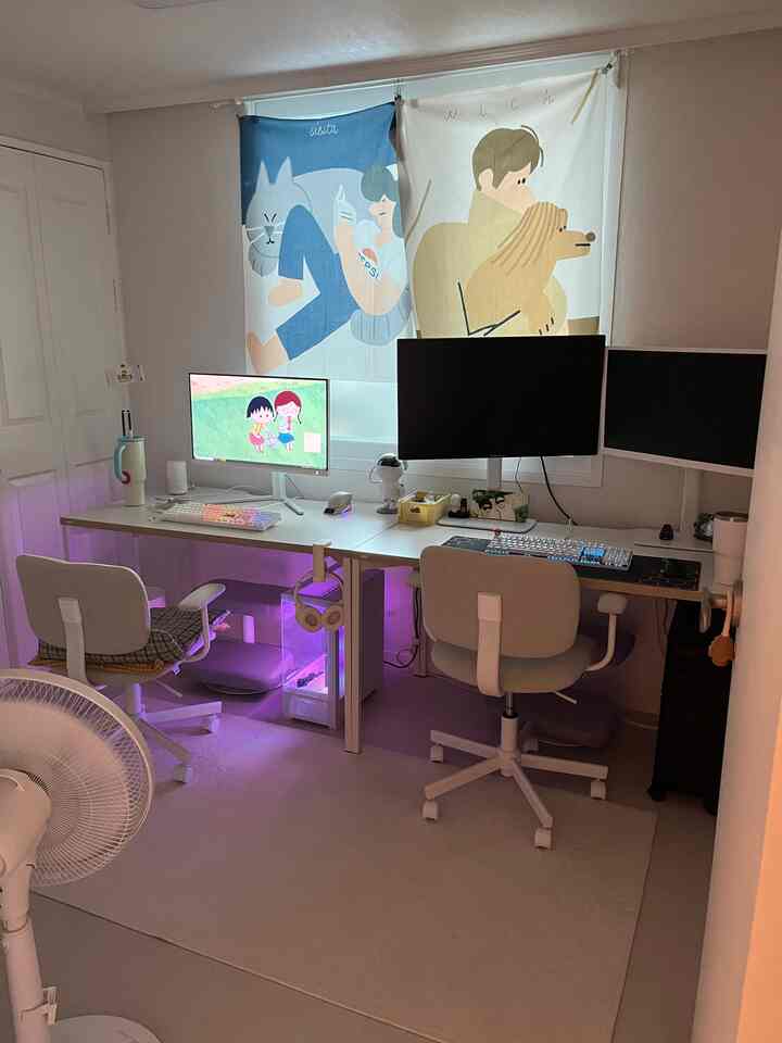 私の家のカップルPCルーム完成⋆굳⊹

各デスク一つずつ
並べて置いた
一緒にいるように離れている
この構造は本当に快適です。

宇宙船の照明を入れると
雰囲気が大きく変わって
コンピューターをするたびに気持ちいい（＊’Μ’ ) #pc방인테리어 #pc방 #취미방 #게이밍룸 #부부방 #오늘의우리집 