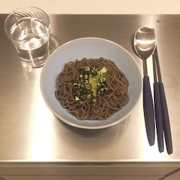 #현명한소비 #콘수프기록집 
스테인리스 도마 약 1달 사용기
저번달 잘산템은 스텐 도마라고 할 수 있을 것 같아요!
원래는 실리콘 도마를 쓰고 있었는데 오래돼서 칼집도 많고 위생적으로 안 좋을 것 같아서 늘 찝찝했어요.
+ 힘 없는 소재라 설거지할 때 휘는 것도 불편했구요.
위생적으로 쓸 수 있고 예쁜 스텐 도마 꼭 사야지 벼르다가 드디어 구매했네요!
저희 집 인덕션이랑 싱크볼 사이 간격을 재고, 양 옆으로 여백 조금 남게 주문하니까 맞춤제작한 사이즈처럼 너무 잘 어울려요.
한쪽 끝은 턱에 걸칠 수 있게 구부러져 있어 칼질할 때 더욱 편하구요.
스텐이라 칼집은 조금 남지만 오히려 갈수록 사용감이 남아도 멋있을 것 같아요!
무게감이 있어 설거지할 때 조금 버겁긴 하지만 묵직한 느낌이 좋기도 하고 고급스러워서 큰 단점이라고 느껴지진 않는 것 같아요!
크기가 커서 요리하기도 편하고, 좁은 주방이라면 작은 사이즈 선택해서 사용하셔도 충분히 만족하실 듯 싶어요. 저는 작은 도마 하나 더 구매해서 보조 도마로 두가지 사용하려구요.
스텐도마 찾으셨던 분들, #살림의기술 제품 추천합니다!