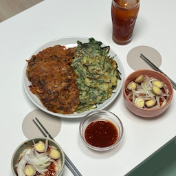 #콘수프기록집 #오홈스토랑
저녁은 비빔국수랑
김치전, 부추전!!
계란 삶기 귀찮아서 
메추리알 장조림으로
단백질 채웠어요ㅋㅋ
이가 없을 땐 잇몸으로~~
비빔국수 담은 그릇은
저랑 남편이 제주도 가서 
직접 만든 도자기 그릇이에요~~
크기도 딱 적당하고 
색도 너무 예뻐서 요즘
저 그릇만 사용 중이에요~~
#도자기그릇 #신혼밥상 #신혼집꾸미기 #맞팔
#신혼생활 #한식 #메뉴추천