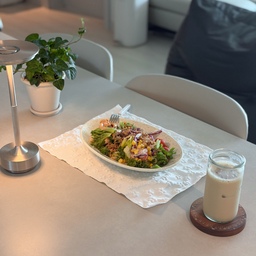 예쁜 플레이트 하나면 맛있는 샐러드도 더 맛있어 보여요 🥗
그릇은 적은데 요리를 많이 하는 저에게
동생이 세트로 선물주었어요 🤍
안그래도 접시를 보고 있어서 딱 필요했었거든요.
샐러드를 담기 좋은 오발 플레이트로 예뻐서 다른 색상 구매하러 가려고 해요.
같은 음식도 플레이트가 중요하잖아요.
평소에 바쁠때 후다닥 해먹고 프라이팬 채로 내놓다가
제가 플레이트에 조금 신경쓰는 날에는 아이들도 카페에서 식사하는 것 같다고 좋아해요 🥰
포케가 너무 맛있어서 정기 주문하고 싶은 욕구가 막 솟아오르네요...ㅜㅜ
유리컵은 너무나 잘 사용하고 있는 제품이에요.
매일 커피를 아이스로만 2-3잔씩 먹는 저에게 여름에 자주 사용하는 제품이죠 👍
아쉬운 점이 하나 있다면 식세기 돌리고 나면 얼룩없이 깨끗히는 세척이 안되어요 😭
유리컵은 맑고 투명한게 생명인데 말이죠.
#콘수프기록집 #예쁜템최고야 1
#플레이트 #플레이팅 #예쁜접시 #타블도트 #샐러드접시 #오발플레이트 #주방인테리어 #주방식탁 #리바트 #포세린식탁 #월넛식탁 #1800식탁 #주방꾸미기 #스텐조명 #포터블램프 #라벤조명 #화분인테리어 #초보식집사 #유리컵 #홈카페 #플래지어 #브런치 #포케 #인테리어 #집꾸미기 #오늘의가든 #맞팔 #소통