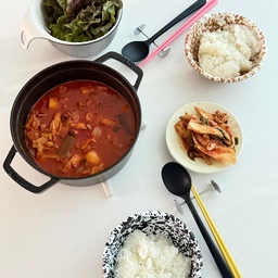 #콘수프기록집 #현명한소비
매일 마주하는 주방이지만, 손에 착 붙는 도구 하나만 바꿔도 요리하는 시간이 참 편안해져요. 🌿
요즘 주방 한 켠에 두고 매 끼니마다 꺼내 쓰는 살림 조합인데요.
디자인이 군더더기 없이 깔끔해서 싱크대 위에 그냥 툭 올려두어도 주방 무드를 해치지 않아서 참 마음에 들어요.
특히 트위스터 믹싱볼 채반세트는 요즘 제 최애 살림템이에요.
밥 짓기 전 쌀 씻을 때 쌀알 빠져나갈 걱정 없이 물기만 쏙 털어내기 좋고,
샤인머스캣이나 쌈 채소 씻어서 툭툭 털어낸 다음 다른 접시에 옮길 필요 없이 이대로 식탁에 올려두면 그 자체로 정갈한 테이블웨어가 되어줘요. 설거지거리 줄여주는 게 제일 큰 장점이고요!
함께 쓰는 손잡이도마 BTM(블랙)은 스웨덴 소나무 바이오 복합소재로 만들어졌는데, 표면을 자세히 보면 은은하게 소나무 결 입자가 보여서 차분하고 고급스러워요.
무엇보다 바닥에 러버 패킹이 단단하게 잡아줘서 힘주고 썰어야 하는 양배추를 손질할 때도 도마가 덜컹거리거나 밀리지 않아 손목이 편안해요. 샤인머스캣 톡톡 자를 때 나오는 과즙도 테두리 홈이 싹 잡아줘서 상판으로 흐르지 않고요.
손질 끝나면 손잡이 쥐고 냄비로 바로 털어 넣은 뒤, 씻어서 고리에 쏙 걸어두면 건조도 금방이에요.
두 제품 모두 안심할 수 있는 국내 생산(BPA FREE)에 식기세척기 사용도 가능해서, 요리 후 정리까지 보송하게 끝낼 수 있어요. 🫧
살림의 작은 디테일이 주는 편안함을 좋아하시는 분들께 살포시 추천해 봅니다.
[나인웨어] 트위스터 믹싱볼 채반세트
[나인웨어] 손잡이도마 BTM (블랙)
#오늘의집 #주방인테리어 #살림일기 #살림템추천 #나인웨어 #트위스터믹싱볼 #손잡이도마 #주방용품 #채반 #도마추천 #내추럴인테리어 #온더테이블