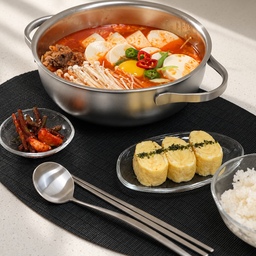 #오감리뷰 셀렉션 프로그램을 통해 제품을 제공받아 직접 사용하고 스타일링한 후기입니다.
매일 마주하는 수저는 오히려 단정할수록 오래 눈이 가는 것 같아요..🤍
헬리오 달수저는 스테인리스 304 소재에 무광옵션이라 번쩍이는 광택 대신 은은하게 빛을 머금는 질감이 인상적이었어요. 
특별히 화려한 디자인은 아닌데, 평범한 식탁 위에서도 어딘가 한 끗 다른 고급스러운 단정함이 느껴지는 디자인.
이번에 사용한 구성은 곡선 숟가락 2개와 직선 숟가락 2개.
처음에는 곡선형 숟가락이 조금 낯설고 신기했는데, 막상 식탁에 올려두니 이 작은 커브 하나가 수저의 인상을 꽤 달라지게 하더라구요!
자연스럽게 수저 손잡이 라인 아래 곡선의 공간감이 생기면서 그냥 내려놓아도 예쁘고, 손으로 집을 때도 손잡이가 살짝 떠 있어 잡아 올리기 편한 점이 의외로 마음에 들었어요.
무엇보다 직접 국물 요리를 먹어보니 곡선 손잡이의 매력이 더 분명했어요. 숟가락 헤드가 자연스럽게 따라오면서 국물을 뜰 때 마치 작은 국자를 사용하는 듯한 느낌. 국물이 흐르지 않게 안정적으로 떠먹기 편하고, 손목을 과하게 꺾지 않아도 되는 사용감이 편안했어요.
눈으로는 절제된 실버의 질감, 손끝에는 매끈한 스테인리스의 촉감, 입안에는 음식 본연의 맛.
특별한 장식을 더하지 않아도 식탁의 분위기를 정돈해주는 것.
매일 쓰는 물건일수록 이런 담백한 차이가 오래 남는다는 걸, 이번에 다시 느꼈어요🤍
#수저 #수저세트 #신혼집수저 #스텐수저 #스텐냄비 #냄비 #웍 #파티웍 #플레이팅 #한식 #커트러리 #한식상차림 