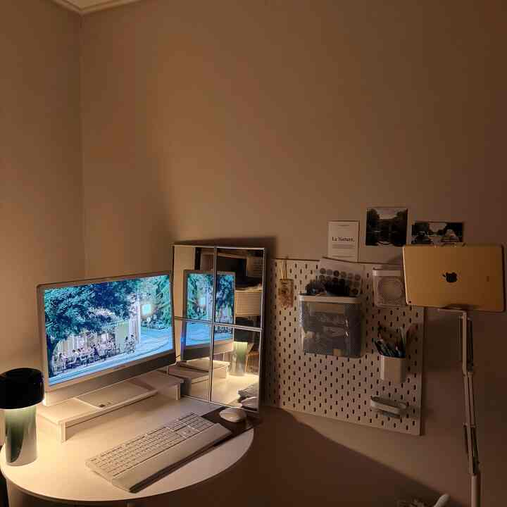 #우리집포토존 

我が家フォトゾーンになったソ・ジェバン 🤍
ここだけがきれいに保っているところですね..ㅎㅎ

夕方に息子が眠ったら、 
過ごす夜も結構幸せですね！ 

今秋が近づいてきたので、もう少しきれいにしたい気持ち  #맞팔환영 #맞팔해요 #오늘의집에서샀어 #서재 #서재인테리어 #서재꾸미기 #서재방 #타공판 #거치대 #가습기무드등 