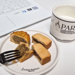퇴근하고 간단하게 간식 먹으면서 잠깐 쉬는 시간 ☕️
월병이랑 펑리수 하나씩 꺼내놓고
커피 한 잔 같이 마시니 이것도 나름 작은 힐링이네요.
예쁜 접시에 담아놓으니 평범한 간식도 괜히 더 예뻐 보이고요.
역시 예쁜템최고야 🤍
요즘은 이렇게 맛있는 거 조금씩 먹으면서
잠깐 쉬어가는 시간이 제일 좋더라고요.
#콘수프기록집 #예쁜템최고야 #오늘의집 #오늘의집피드 #간식시간 #홈카페 #홈카페기록 #커피타임 #디저트 #월병 #펑리수 #디저트타임 #예쁜그릇 #그릇스타그램 #집에서커피 #일상기록 #집스타그램 #오늘의우리집 #맞팔 #오늘의집소통 #인테리어소통