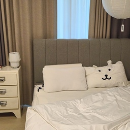 침실에 새로 깔아준 화이트 침구 🤍
요즘은 침실은 최대한 깔끔하게 해두고
침구 하나만 바꿔도 분위기가 달라지는 게 좋더라고요.
화이트라 방이 더 환해 보이고
그레이 침대랑 커튼에도 잘 어울려서 마음에 들어요.
매일 쓰는 침구인 만큼
예쁜 것도 중요하지만 사계절 편하게 사용할 수 있는 제품을 고르는 게 역시 현명한 소비인 것 같아요.
깔끔하게 정리해놓고 보면
괜히 침실에 더 오래 있고 싶어지는 요즘 :)
#콘수프기록집 #현명한소비 #오늘의우리집 #예쁜템최고야 #오늘의집 #오늘의집피드 #침실인테리어 #안방인테리어 #침구추천 #화이트침구 #호텔침구 #사계절침구 #호텔이불 #침실꾸미기 #집꾸미기 #홈스타일링 #무채색인테리어 #아파트인테리어 #살림기록 #집스타그램 #오늘의집맞팔 #오늘의집소통 #인테리어소통 #맞팔 #소통해요