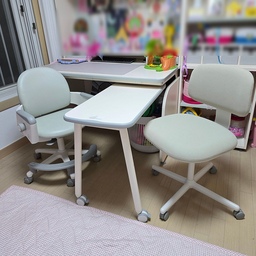 #아이방  에 사용중인 #링키플러스 책상과 #시디즈링고2세대 에 
이번에 구매한 #시디즈뮤브 파우더베이지 색상의자 입니다.
아이가 커가면서 가볍고 편하게 쓸 의자가 필요했는데 우리집 인테리어에 딱이더라구요.
얇아보이지만 시디즈의 기술력으로 편안하게 엉덩이를 받쳐줘서 편해요.