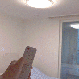 #우리집조명자랑
조명 하나로 집 분위기가 달라져요. 💡🤍
스마트 전구만 색상 변경이 되는 줄 알았는데 
방등도 색상을 바꿀 수 있다는 거 알고 계셨나요?
저희 집 방등은 리모컨으로 주광색 / 주백색 / 전구색 선택이 가능해요.
☀️ 공부하거나 작업할 때 → 주광색
🤍 평소 생활할 때 → 주백색
🕯️ 저녁에 분위기 내고 싶을 때 → 전구색
이렇게 상황에 맞게 바꿔 쓰고 있어요.
밝기까지 조절돼서 낮에는 환하게, 밤에는 은은하게 맞춰두기 딱 좋더라고요.
리모컨 찾기 귀찮은 날도 있는데…
스위치만 껐다 켜도 색상이 하나씩 바뀌는 기능이 있어서 생각보다 엄청 편해요. 😂
하나의 공간을 여러 용도로 쓰는 집이라면 조명 색온도 조절 기능, 만족도가 꽤 높았어요.
#조명추천 #방등추천 #리모컨방등 #집꾸미기 #인테리어조명 #색온도조절 #주광색 #주백색 #전구색 #신혼집인테리어 #리모델링팁 #홈스타일링