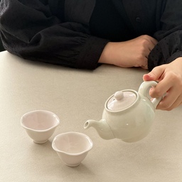 유약 특유의 자연스러운 색감을 좋아하는데,
미스트 티팟은 보자마자 반했어요🤍
은은하게 색이 번지는 느낌도 예쁘고
가까이서 보면 잘게 갈라진 듯한 무늬가 있어서
자꾸 들여다보게 되더라구요
티팟이랑 잔만 나란히 놓아도 예뻐서 차 마실 때만 꺼내 쓰기엔 아까워요ㅎㅎ
좋아하는 컵들이랑 같이 꺼내두고 오브제로도 즐기려구요:)
#이치 #홈카페 #홈카페인테리어 #홈카페꾸미기 #홈카페존 #티팟 #티포트 #티팟세트 #찻잔 #찻잔세트 #도자기티팟 #도자기찻잔 #티웨어 #다기세트 #차주전자 #테이블웨어 #테이블세팅 #테이블스타일링 #티타임 #차도구 #도자기그릇 #유약 #그릇 #홈스타일링 #인테리어소품 #미스트티팟 #오브제 
