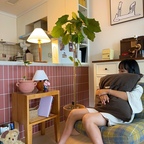 #오감리뷰 셀렉션 프로그램을 통해 제품을 제공받아 직접사용하고 스타일링한 후기입니다.

거실에 둘 사이드 테이블을 찾고 있다면 이런 디자인도 괜찮겠다 싶어서 사용해본 오울루 라탄 2단 협탁 원목 테이블이에요 전체적으로 원목의 따뜻한 색감이 느껴지고 가운데 라탄 선반이 들어가 있어서 너무 단순하지 않으면서도 자연스러운 분위기가 나요 저희 집 거실처럼 우드 가구나 패브릭 소재가 있는 공간에도 튀지 않고 잘 어울려서 너무 좋더라구요 ㅎ

소파 옆에 두고 사용하기 좋은 사이즈라 상판에는 커피나 차 리모컨 책처럼 자주 사용하는 물건을 올려두고 있어요 아래쪽 선반은 책이나 잡지 작은 소품을 넣어두기 좋고요 수납공간이 완전히 막혀 있지 않아서 물건을 올려두어도 답답해 보이지 않는 점도 마음에 들었어요 

개인적으로는 원목과 라탄이 함께 들어간 디자인이라 마음에 들었어요 😍 원목 테이블만 놓았을 때보다 조금 더 가볍고 편안한 느낌이 있어서 포인트 주기에도 넘 예뽀요 

소파 옆에 작은 테이블이 필요하지만 너무 크거나 무거운 느낌은 싫다면 활용하기 좋을 것 같아요 거실뿐 아니라 화분존 여기저작은 공간의 사이드 테이블로도 활용할 수 있어서 내추럴한 우드톤 인테리어를 좋아한다면 무난하게 잘 어울릴 제품랍니다 🧡


#라탄사이드테이블 #사이드테이블 #라탄테이블 #라탄가구 #원목가구 #원목테이블 #협탁 #거실협탁 #거실인테리어 #거실꾸미기 #내추럴인테리어 #내추럴홈 #우드인테리어 #우드톤인테리어 #집꾸미기 #홈스타일링 #홈데코 #인테리어소품 #거실인테리어 #거실꾸미기 

