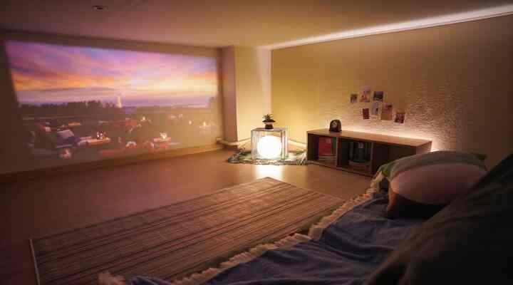 層高120cmの限界を居心地の良さで、屋根裏部屋のホームシネマゾーン作り

立つこともできない120cm腹層、ややもせると積み重ねておく倉庫になりやすいのですが。 
視線を床にトゥクダウンしてくれれば、世界で最も居心地の良い自分だけのアジトになります。
間接灯を反射させて柔らかな光をほのかに広げるのが重要なポイントです！

*座席中心の低い家具の配置：天井が低いほど、家具の高さを果敢に下げなければダメではありません。フレームのないふわふわのローソファベッドと低い3マス収納場をマッチして快適に横になれる開放感を取り揃えました。 

* ほのかに床を照らす間接灯：まぶしいメインライトは消え、壁面下部ラインの照明と床に置いたワイヤーボールランプだけをつけました。下から広がるウォームトンライトのおかげで、空間がさらにふさわしくなりました。 

*好みを込めた小さなディテール：ヴィンテージミニラグの上に照明をのせ、壁面には好きなポストカードをトゥクトゥクつけました。ぐっすりと映画を見たり、音楽を聴くのにぴったりの空間が完成しました。    #복층인테리어 #동굴방 #빔프로젝터 #미디어룸 #좌식인테리어 #홈시네마 #원룸꾸미기 #복층꾸미 #ANNEDIT