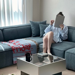 유리 상판 아래 완성하는 나만의 미니 갤러리를~🪴
하나만 달라져도 집에서 보내는 시간의 결이 달라지네요.
휴도 잔잔한 노들 테이블로 메탈룩과 블랙, 글라스 조합의 수납 테이블을 사용 중인데,
공간에 두는 순간 특유의 고급스러운 조형미가 시선을 사로잡아요.
깊이 있는 블랙 컬러가 거실 전체를 차분하고 시크하게 감싸주는데요.
상판이 투명한 유리로 구성되어 있어 시선이 통과하다 보니,
블랙 가구 특유의 답답함 없이 개방적이고 세련된 인상을 줘요.
무엇보다 마음에 드는 건 숨겨진 서랍 수납이에요.
굴러다니기 쉬운 작은 소품들을 서랍 안으로
깔끔하게 숨겨둘 수 있어서 늘 정리된 거실을 유지하기 편해요.
감각적인 인테리어 포인트가 되어주면서
수납의 실용성까지 알차게 갖춘 제품이라
dynamic한 매력이 느껴지네요🖤
#휴도
#거실테이블
#거실인테리어
#블랙인테리어
#콘수프기록집 
#오늘의우리집 
#오늘장면한컷 