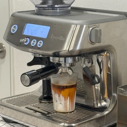안녕하세요! 🤍🪽
요즘 제 집에서 가장 자주 쓰는 아이템, 바로 브레빌 커피머신이에요.
☕
쫀득한 샷 내리기가 쉽지 않더라고요..
그런데 이날은 샷이 잘 나와서 기록해두고 싶어 사진으로 남겼습니다.

