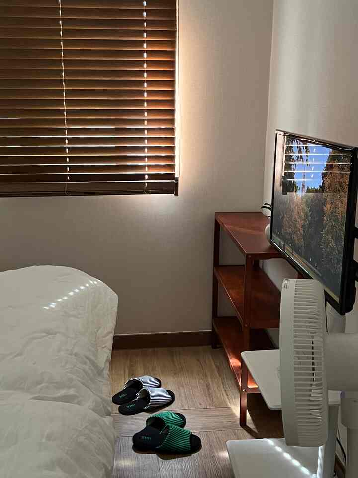 家の順番で、
日差しがほのかに入ってくる隙間に乗ってホダダック撮ってみました。

可動台に高さ調節もあり、横になって見た時に最適
合わせて棚にはまだ何もないのにウェディング撮影写真を置く予定です