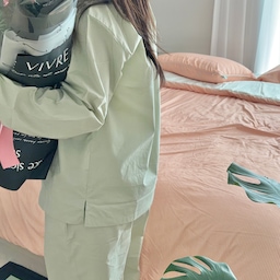 #오늘의집을통해제품을제공받아직접사용한후기입니다
벙벙하고 부드러운 잠옷 찾고 계신가요 👀
요기입니다 요기!
1.천연 코튼 100% + 60수 순면으로 부드러움
잠옷은 아무래도 오래 입고 있는 옷이라 피부에 닿는 느낌이 중요하잖아요
실제로 입어보는 폭삭폭삭한 느낌의 면 재질이더라구요!
지금 거의 50% 할인중이라 진짜 저렴한데 이 가격에 이 재질이라
너무 만족했습니다!
다만 추위를 많이 타시는 분들이라면 한겨울에는 좀 차가울 수 있을 거 같은 재질!
근데 저는 오히려 보일러를 틀다보니 너무 두꺼운 잠옷은 덥더라구요..ㅎ
딱 좋았던 거 같아요ㅎㅎ
2. 너무 편하다!
저는 키 160에 몸무게는 50초반대 이다보니 M 사이즈를 주문했는데요!
옷이 정말 벙벙한데 이쁘게 품이 커서 만족스러웠어요,, 막 잡옷인데 허리 고무줄 딱맞고 그러면 안입게 되더라구요,,ㅎㅎ 야식 막 먹어도 배나온거 티안나서 너무 좋았어요
3. 데일리 옷으로도 너무 좋은 이뿐 디자인
제가 선택한 디자인은 올리브 컬러인데 정말 연하고 살짝 톤다운된 카키 그린 느낌입니당
색이 막 쨍하지 않아서 뭔가 더 포근한 느낌을 주는 거 같아요.
디자인도 깔끔해서 외출복이랑 매치하면
밖에서도 잠옷인지 모를 거 같더라구요!
요즘 데일리룩으로도 입을 수 있는 잠옷이 유행이던데
저도 집 앞 잠깐 나갈 때 스타일링해서 가보려구요 ㅋㅋㅋ 도~전!
조직감이 강해서 자주 세탁해도 부담 없이 관리할 수 있고,
배달음식 시켜먹어두 배나온거 안보이고,
품도 커서 넘 편하고,
컬러, 디자인 다 너무 이쁘고
저렴한데 부드럽기까지해서 완전 추천해요!
#오늘의집레이어 #layer #오늘의집layer체험단 #순면잠옷 #퍼케일잠옷 #긴팔파자마 #잠옷추천 #홈웨어추천 #레이어체험단2609