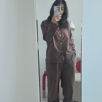 #오늘의집을통해제품을제공받아직접사용한후기입니다.
안녕하세요~ 오늘은 요즘 제가 푹 빠진 파자마 후기를 들고 왔어요! 🤎

이 차분한 초콜릿 브라운 컬러가 진짜 실물이 더 예뻐요. 
흰 벽이랑 집 안 소품들 사이에 있어도 톤이 착 가라앉아서 사진이 저절로 감성 있게 나오더라고요. 