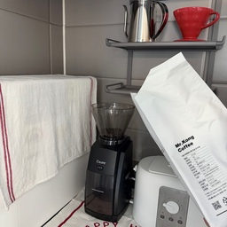 추천 주방템_1탄 ☕️
아침에 커피 없으면  
하루가 시작이 안 되는 사람, 저요🙋🏻‍♀️
캡슐도 간편하지만
원두 갈 때 나는 향부터 좋아서  
귀찮아도 매일 이렇게 내려 마셔요.
커피 그라인더, 드리퍼, 드립포트는  
눈뜨자마자 사용하는 주방템.
저희 집에서 제일 부지런한 주방템들 🤎
#오늘의우리집 #콘수프기록집 #ftc28기 #ftc28 
#추천주방템  #커피머신 #주방템 #커피그라인더 #드리퍼 #드립포트 #원두 #커피 #홈스타일링 #아이와함께사는집
