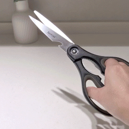 #현명한소비 #콘수프기록집
주방에서 가위 정말 자주 쓰는데
이번에 새 가위 하나 들였어요 ✂️
기존에 사용하던 가위도 잘 쓰고 있어서
이번에는 부담 없이 사용할 만한 제품으로 골라봤어요.
제가 마음에 들었던 부분은 분리 세척이 되는 점이에요.
가위는 고기나 음식물을 자르고 나면
날 사이에 음식물이 끼는 경우가 있는데
분리해서 씻을 수 있으니까 세척하기 편하더라고요.
날 부분까지 따로 확인하면서 씻을 수 있어서
주방에서 사용하고 관리하기에는 편했어요.
그리고 가위가 가벼운 편이라
여러 번 사용해도 손에 부담이 크지 않았어요.
저는 왼손잡이인데 양손잡이용이라
왼손으로 사용해도 불편하지 않았고요.
고기도 직접 잘라봤는데
생각보다 잘 잘려서 사용감도 괜찮았어요.
주방가위는 자주 사용하는 만큼
잘 잘리는 것도 중요하지만
저는 세척하기 편한지가 꽤 중요하더라고요.
분리 세척되는 가위 찾고 계셨다면
이런 타입도 한번 살펴보셔도 좋을 것 같아요 😊
#주방가위 #가위추천 #주방용품 #주방템 #살림템 #살림기록 #주방살림 #주방용품추천 #살림추천 #집안일 #리빙