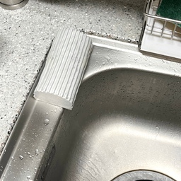 밤티주방에서 가장 잘쓴 3가지템 보여드릴게요
1. 스크럽대디 댐프더스터
설거지만 하면 물난리나는 저,,
행주로 물기 닦고 빨고 말리는게 귀찮아서 
먼지제거와 물기제거가 되는 댐프더스터를 구매했어요
엄청 물기를 잘 빨아들이고 그냥 한번 슥 지나가면 물기가 없어지는 매직..
창문틀에 먼지 닦는용으로도 많이 쓰시던데 더러운 먼지도 물로 씻어내면
말끔해지는 넘 신기한 스펀지였어요
왜 이제야 샀을까 싶은 설거지 필수템입니다