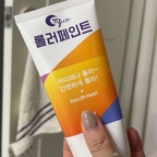 #오감리뷰 셀렉션 프로그램을 통해 제품을 제공받아 직접 사용하고 스타일링한 후기 입니다.

도배 고민하던 벽, 롤러페인트로 부분 보수하기🤍

이사한 집 벽지가 너무 낡고 때가타서 이사하자마자 벽지페인트로 싹 보수를 했었는데요. 시간이 지나고 3년정도 쓰니 손때도 묻어나고 얼룩이 묻은데가 생기더라구요. 가구로 가리기도 애매하고, 이 부분 때문에 도배하기도 부담스럽고....
그래서 이번에는 롤러페인트로 벽을 보수해보았습니다!


