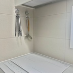 이사하고 나서 주방 정리를 다시 하고 있어요 🏡

기존에 사용하던 자석 후크가 붙지 않아서 
찾아보다가 사용해 본 무타공 흡착식 후크!

후크가 2개라 국자나 뒤집개 같은 
주방용품을 함께 걸어둘 수 있어 공간 활용하기 좋더라고요 😊

저는 인덕션 옆 타일에 붙여 국자걸이로 사용하고 있는데, 
싱크대 하부장 문 안쪽에 붙여서 사용해도 좋아요. 
밖에서는 잘 보이지 않아 깔끔하게 정리할 수 있답니다.

무엇보다 필요할 때 떼어서 다른 곳에 
다시 사용할 수 있다는 점이 마음에 들어요. 
주방뿐 아니라 화장실이나 현관 등 다양한 공간에서 활용하기도 좋을 것 같아요 ✨

작은 아이템 하나로 주방이 조금 더 깔끔해졌어요!

#주방정리 #주방정리템 #무타공후크 #흡착식후크 #국자걸이 #주방수납 #살림템 #정리수납 #주방꾸미기 #콘수프기록집 #현명한소비 