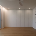 □ 거실 LIVING ROOM

PROJECT : 마포 성사풍림 1차
SITE : 서울시 마포구 성암로1길 8
AREA : 19평(65㎡)

º 1인 가구 소형 아파트 거실 인테리어

✔️ 화이트와 우드의 조합
내추럴 우드 컬러와 화이트로 구성해
한층 밝고 편안한 분위기

✔️ 간접조명과 다운라이트 구성
메인조명을 과감히 없애고 간접조명과
매입등만으로 구성해 깔끔한 공간 연출

✔️ 벽면 전체를 채운 붙박이장
효율적인 벽면 공간을 사용해 수납공간 확대
별도의 손잡이가 두드러지지 않는 심플한 디자인

✔️ 개방감
주방과의 경계에 있던 가벽을 최대한 허물고 개방
창호 주변을 깔끔하게 정리하고 밝은 실내 마감과
조화를 이루도록 구성.


#거실인테리어 #아파트인테리어 #소형평수인테리어 #1인가구인테리어
#소형아파트인테리어 #아파트리모델링 #거실리모델링 #인테리어시공
#화이트인테리어 #미니멀인테리어 #우드톤인테리어 #간접조명 #매입등시공
#붙박이장 #수납인테리어 #거실꾸미기 #신혼집인테리어 #공간활용인테리어
#인테리어전후 #아파트거실인테리어 #마포인테리어 #홈시크디자인 #1인가구