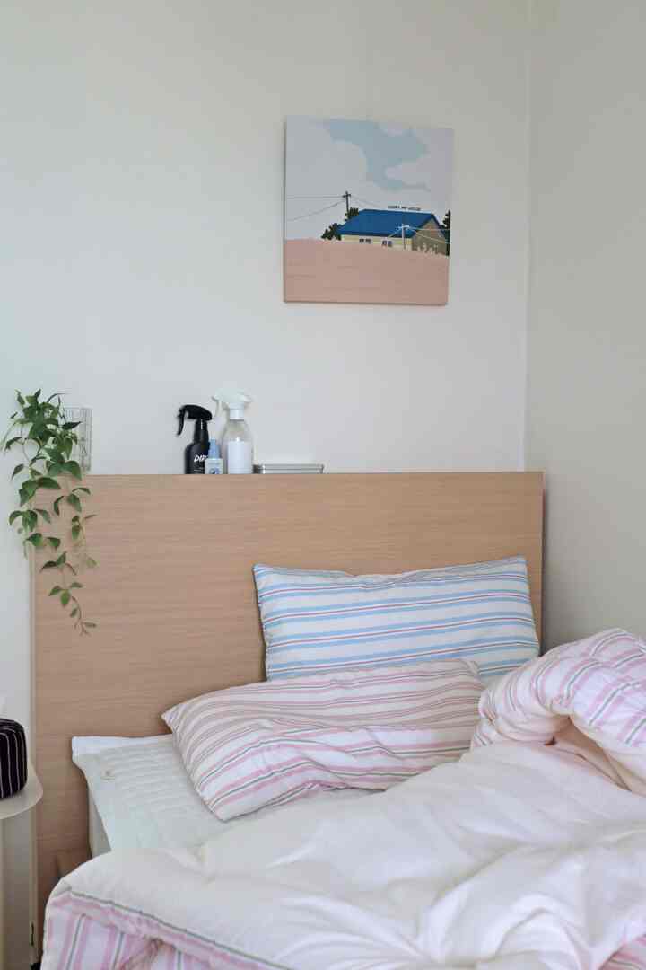昨日は2番目の部屋の寝具を交換しました。
今日は最初の部屋をお見せします！ 🛏️✨

大きな愛はピンク、2番目は青が好きです。
それぞれの好みに合わせて選んでみました。 

縞模様だからすっきりしながらも
色味がとてもきれいです💗
部屋の雰囲気まですっきり変わったようだ
見るほど満足しています😊🫶



#コンスープ記録集 #현명한소비 #침구 #겨울이불 #이불추천 #침실인테리어 #침실꾸미기 #사이드테이블 #러그 #침실그림 #침실스타일링 


