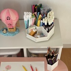 #색연필꽂이 #취미생활 #필기구정리

🎨 취미로 시작한 드로잉, 정리부터 깔끔하게!

취미로 그림을 그리다 보면 하나둘씩 늘어나는 색연필, 컬러 볼펜, 사인펜 등 다양한 드로잉 재료들 ✏️🖍️

여기저기 흩어져 있으면 필요한 도구를 찾기도 어렵고,
그림에 집중하기도 쉽지 않더라구요 😢

그래서 대용량 연필꽂이로 다양한 드로잉 도구를 한곳에 깔끔하게 정리해봤어요!👍
넉넉한 수납공간으로 많은 문구류를 보관할 수 있고, 
빙글빙글 회전하는 디자인으로 원하는 도구를 쏙쏙 꺼내 쓰기에도 편리해요 🤍

깔끔한 화이트톤으로 책상 위를 더욱 정돈된 분위기로 만들어 주니 인테리어 효과까지✨

복잡했던 책상은 깔끔하게, 소중한 취미 시간은 더욱 즐거워졌답니다🤭
드로잉에 온전히 집중할 수 있는 나만의 작업 공간을 만들어 보려구요 🎨

#오늘의집 #오늘의집추천 #연필꽂이 #대용량연필꽂이 #회전연필꽂이 #드로잉용품 #색연필정리 #문구정리 #문구수납 #책상정리 #데스크테리어 #책상꾸미기 #취미생활 #그림그리기 #드로잉취미 #화이트인테리어 #정리정돈 #수납아이템