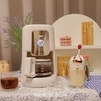 커피 유목민이 정착한 우리 집 커피존 ☕️

저는 캡슐머신부터 드립머신, 원두, 파드까지…
커피 좋아해서 이것저것 정말 많이 써봤거든요.

근데 결국 몇 년째 꾸준히 쓰고 있는 건
그라인더가 내장된 드립머신이에요!

바로 오스너 예가라이트 🤎

원두를 직접 갈아서 내려 마시는 커피 맛이 너무 좋고,
마실 만큼 양 조절하기도 편해서
몇 년째 질리지 않고 사용 중이에요.

아 그리고 드립커피는 얼려 먹어도 맛있더라고요.
그래서 따뜻하게 마시기도 하고
시원한 커피가 당길 때도 잘 쓰고 있어요.

집에서 카페모카 만들기도 어렵지 않아요!
커피에 우유랑 초코시럽을 더하고
휘핑크림까지 올려주면 홈카페 메뉴 완성 🤭

곰돌이 컵에 딸기 머들러 하나 꽂았을 뿐인데
괜히 카페에서 주문한 것 같고

블루 체크 테이블보에 커피머신까지 놓아두니
우리 집에서 제일 좋아하는 커피존이 됐어요.

예쁜 것도 좋지만 결국 자주 손이 가는 게 진짜 잘 산 템인 듯! 🫶🏻

#커피존완성템 #오스너 #오스너예가라이트 #커피머신 #그라인더커피머신 #드립커피머신 #원두커피 #커피머신추천 #홈카페 #홈카페인테리어 #홈카페꾸미기 #홈카페레시피 #카페모카 #아이스카페모카 #커피존 #커피용품 #주방가전 #주방인테리어 #체크테이블보 #곰돌이컵 #살림템 #잘샀템