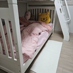 #오늘의집에서제품을제공받아직접사용한후기입니다 
주방 분위기를 깔끔하게 바꿔보고 싶어서 오늘의집 레이어 주방매트를 사용해 봤어요🤎

우선 디자인이 심플하고 세련돼서 주방 인테리어와 자연스럽게 어우러지는 점이 마음에 들었어요. 과하게 튀지 않으면서도 주방이 한층 정돈되고 깔끔해 보이는 느낌이에요. 매트 하나만 바꿨을 뿐인데 공간의 분위기가 달라져서 만족스러워요.

주방에서 요리하거나 설거지를 할 때 바닥에 오래 서 있는 경우가 많은데, 매트가 있어 발의 부담을 덜어주는 데도 도움이 되더라고요. 주방 공간에 맞춰 활용하기 좋고, 인테리어 효과까지 챙길 수 있어서 실용적이에요.

매일 사용하는 공간인 만큼 디자인과 실용성을 모두 고려하게 되는데, 그런 면에서 만족스러운 선택이었어요. 깔끔하고 감성적인 주방을 꾸미고 싶은 분들에게 추천하고 싶어요! 작은 소품 하나로 주방 분위기를 바꾸고 싶다면 레이어 주방매트도 좋은 선택이 될 것 같아요 🏡✨

주방에도 써봤지만 날씨가 쌀쌀해져 바닥이 차가운데 딸들방 발밑
거실 소파 발 밑,특히 우리집에서 제일 추운바닥인 드레스룸에서 써봤는데 밟을 때 마다 폭신폭신한 느낌이 너무 좋아요 
촘촘한 밀도로 흡수력은 높이고 ,건조는 빠르게 되어 세탁시에도 편리해요 
통째로 물세탁 가능한 워셔블 발매트 흰색이라 부담도 없고 집꾸미기에도 딱이랍니다

#오늘의집레이어 #layer #오늘의집layer체험단 #워셔블발매트 #다용도매트 #발매트추천

