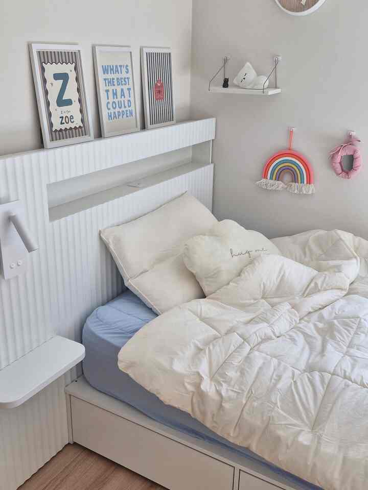 子供部屋収納、家具を加える代わりにベッドを変えました🛏️

もともとはクラマットレスに合わせてフレームを別々に買って使った
子供が大きくていつのまにか狭くなりました。
収納もいつも不足していました。
まさかベッドひとつで両方とも解決されるかと思ったのですが、なりましたよ。

📦フレーム全体が収納スペースです。
✔内側（上が開くオープンタイプ）
収納ボックス目にすっぽり入って徹底した夏服入れておくのにぴったりです。
ドアを閉めておけば来年の夏までこんにちは〜
✔外側（引き出し3マス）
引き出しがスムーズにスライドし、奥まで深くて思ったより多く入ります。
今着る服と下着はここにまとめました。

おかげで子供のワードローブがはるかに広がりました。
収納状を買わなかったのに収納が終わってしまいました😳

💡ヘッドはこんなことが良かったです。
棚、照明、充電ゾーンが一度にあります
別に照明を持っていなくてもすぐにオン/オフできます。
照明をつけてベッドで本を読むのも楽です。

子供も気に入って大満足です。
部屋の雰囲気まで秋の終わり🍂

あなたの子供の収納はどのように解決しましたか？
いい方法ならコメントで教えてください:)

＃協賛＃リバイ＃ラグロア＃収納ベッド＃子供部屋インテリア＃子供部屋飾り＃収納ベッドおすすめ＃ベッドフレーム＃引き出しベッド＃子供部屋収納＃秋のインテリア＃構築アパートのインテリア 