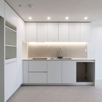 □ 주방 KITCHEN

PROJECT : 염창동 무학아파트
SITE : 서울시 강서구 양천로77길 45
AREA : 26평(88㎡)

º 디자인과 실용성을 모두 잡은 주방

✔️ 색상 통일로 높인 공간감
화이트를 중심으로 가구와 마감재를 정리해
시각적인 복잡함을 줄이고 밝고 깨끗한 분위기를 연출

✔️ 수납과 디자인을 함께 고려한 구성
상부장과 하부장, 키큰장을 활용해 수납공간을 확보하면서
외부로 드러나는 물건을 줄이고 깔끔한 주방 공간을 유지

✔️ 은은한 색감과 조명의 조화
차분한 벽면 마감과 하부 간접조명이 화이트 가구의
단조로움을 보완하고 밝고 따뜻한 분위기 연출

✔️ 기존 공간 구조를 고려한 설계
주방과 거실이 연결되는 구조를 유지하면서
조리대와 수납장을 정돈해 공간을 효율적으로 활용


#염창동인테리어 #무학아파트인테리어 #염창동무학아파트 #염창동아파트인테리어
#강서구인테리어 #주방인테리어 #아파트주방인테리어 #주방리모델링 #주방인테리어전후
#화이트주방 #화이트인테리어 #모던주방 #미니멀인테리어 #아파트리모델링 #주방수납장
#싱크대인테리어 #싱크대리모델링 #소형아파트인테리어 #주방공사 #인테리어시공사례
#홈시크디자인