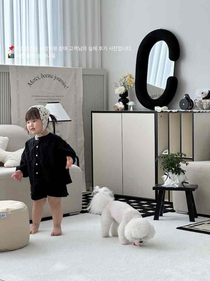 子どもと子犬が一緒にいる家も端正に作ってくれる収納場🐶👶

こんにちは！バスフォールのエディター・バスニ。
（TMI：本社職員のファン心を込めて、
バスフォルの良い製品をご紹介する「バスニー」として活動することになりました。） 

子供とペット犬が一緒に暮らす空間は
振り返ると、おもちゃや子犬用品がいっぱいです。

寛大な収納力も取り揃え、感性まで楽しめる
家具を見つけたら、しばらく注目してください！

📷Photo by @ジュナホーム| [五感レビュー]顧客実用的なレビュー
#コンスープ記録  #뮤트수납장 #거실수납장 #애개육아  #오감리뷰 