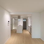 19평인데 아일랜드 주방이 가능하다고요? 👀🤍

interior point ✔️

부천 상동 한아름한국아파트 19평 주방 Before & After!

기존 주방은 오래된 아이보리색 가구와 벽면 타일,
길게 설치된 형광등으로 인해
전체적으로 다소 낡고 답답한 분위기였어요.

가스레인지와 싱크대가 한쪽 벽면에 나란히 배치되어
조리 공간도 넉넉하지 않았는데요.

이번 현장은 단순히 마감재만 교체하는 것이 아니라
주방 구조 자체를 새롭게 계획했습니다.

가장 큰 변화는 바로 대면형 아일랜드 주방! ✔️

기존 냉장고 위치를 조정하고,
벽면에는 개수대와 식기세척기를 나란히 배치했어요.

인덕션은 별도의 아일랜드로 옮겨
세척 공간과 조리 공간을 분리하고,
거실을 바라보며 요리할 수 있도록 구성했답니다.

특히 19평처럼 작은 평수에서는
아일랜드의 크기보다 주변 동선 확보가 중요해요.

가구가 들어간 후에도 공간이 답답하지 않도록
시야와 이동 동선까지 고려한 것이 포인트!

✔ 기존 일자형 주방 → 대면형 아일랜드 구조
✔ 냉장고 위치 변경으로 주방 공간 재구성
✔ 개수대와 식기세척기를 나란히 배치
✔ 아일랜드 인덕션으로 조리 동선 개선
✔ 도브화이트 가구와 블론테 본오크 마루
✔ 매립 조명과 상부장 간접조명으로 조도 확보

화이트 가구에 따뜻한 우드 바닥재를 더해
밝고 편안한 분위기까지 완성했습니다.

작은 집이라고 원하는 주방을 포기할 필요는 없어요.

19평도 어떻게 설계하느냐에 따라
주방의 활용도가 달라질 수 있답니다.

우리 집에도 이런 대면형 주방이 가능할까요?

주방 리모델링을 고민 중이시라면
이 포스트를 꼭 저장해 두세요! 📌

공간의 가치를 높이는 디자인노브.

📍 부천 상동 한아름한국아파트 19평
🏠 DESIGN NOB INTERIOR

📷 이미지 안내
일부 사진은 가전 배치 등을 AI로 연출한 참고 이미지입니다.

#부천인테리어
#상동인테리어
#한아름한국아파트
 #한아름한국아파트인테리어 
#19평인테리어 
#19평아파트인테리어 
#10평대인테리어 
#구축아파트리모델링
 #주방구조변경 
#대면형주방 
#아일랜드주방 
#좁은주방인테리어 
#화이트우드인테리어 
#도브화이트주방 
#구정마루블론테
 #디자인노브