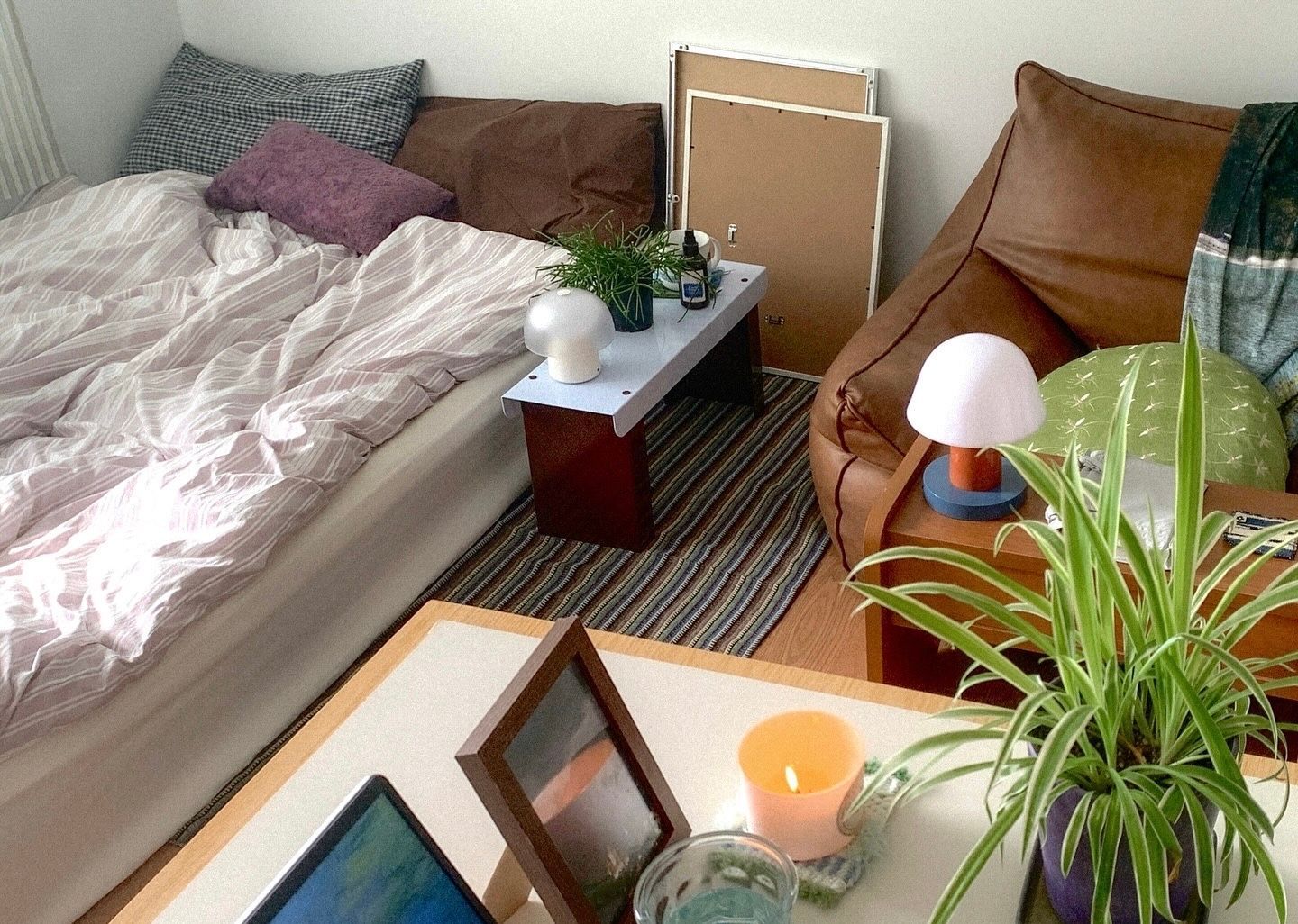 ミッドセンチュリーモダン風ラグのインテリアコーディネート集