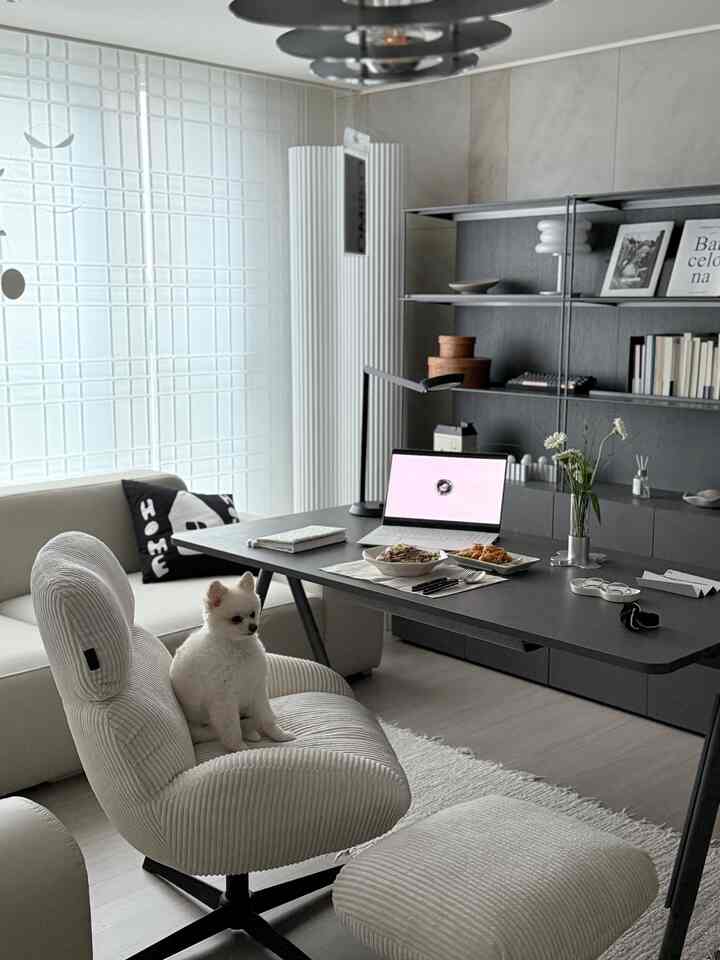 🇰🇷 3LDK｜TVを手放し、黒デスク＆本棚でリビング書斎化