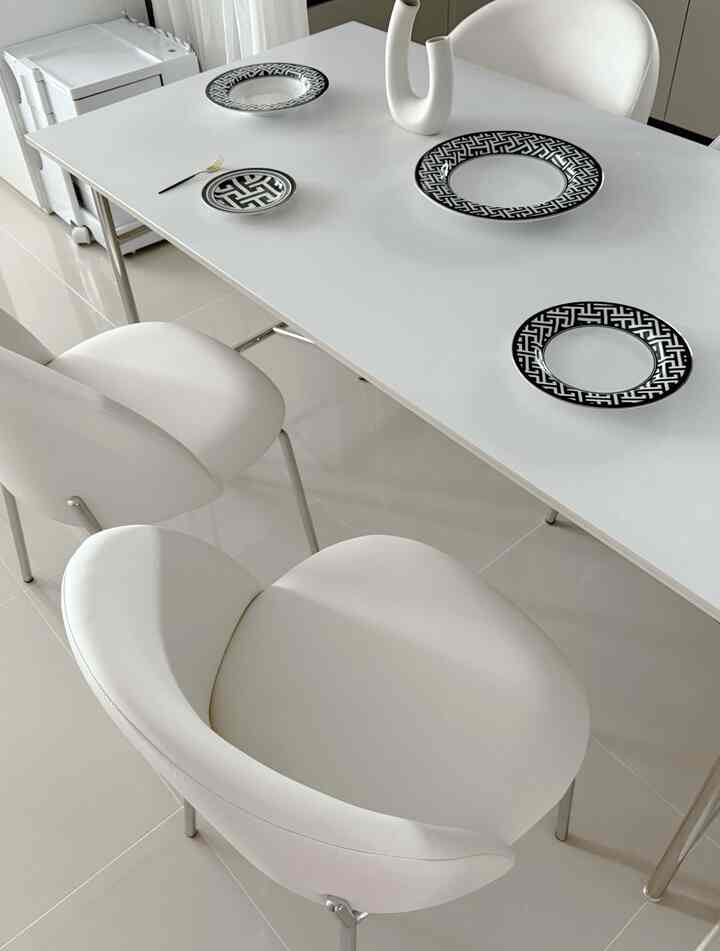 白とシルバーのトーンがモダンで清潔感のあるキッチンダイニングスペース