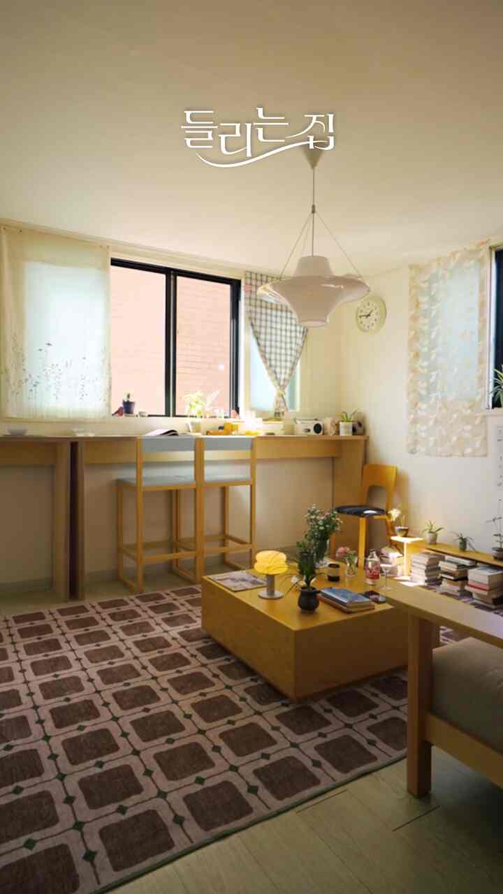 柔らかいナチュラルカラーのヴィンテージリビング、パターンカーペットと木目調家具が調和した温かみのある空間