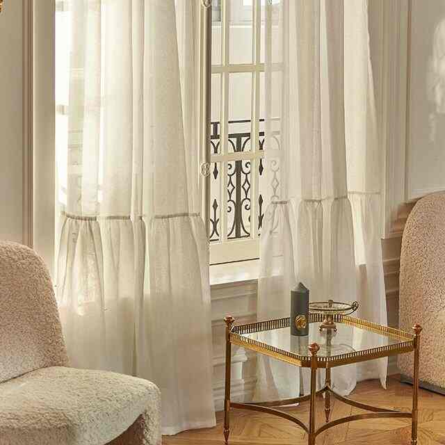 フリル付きレースカーテン