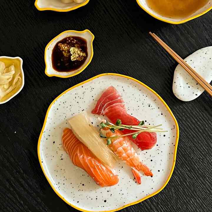 Flat plate with black spots on the yellow rim